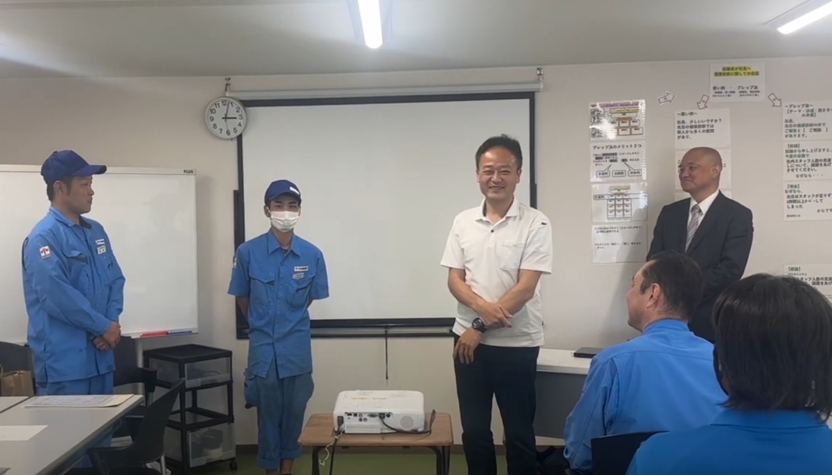 「朝霞市委託不燃ごみチーム」6名が永年安全ドライバーの表彰を受けました