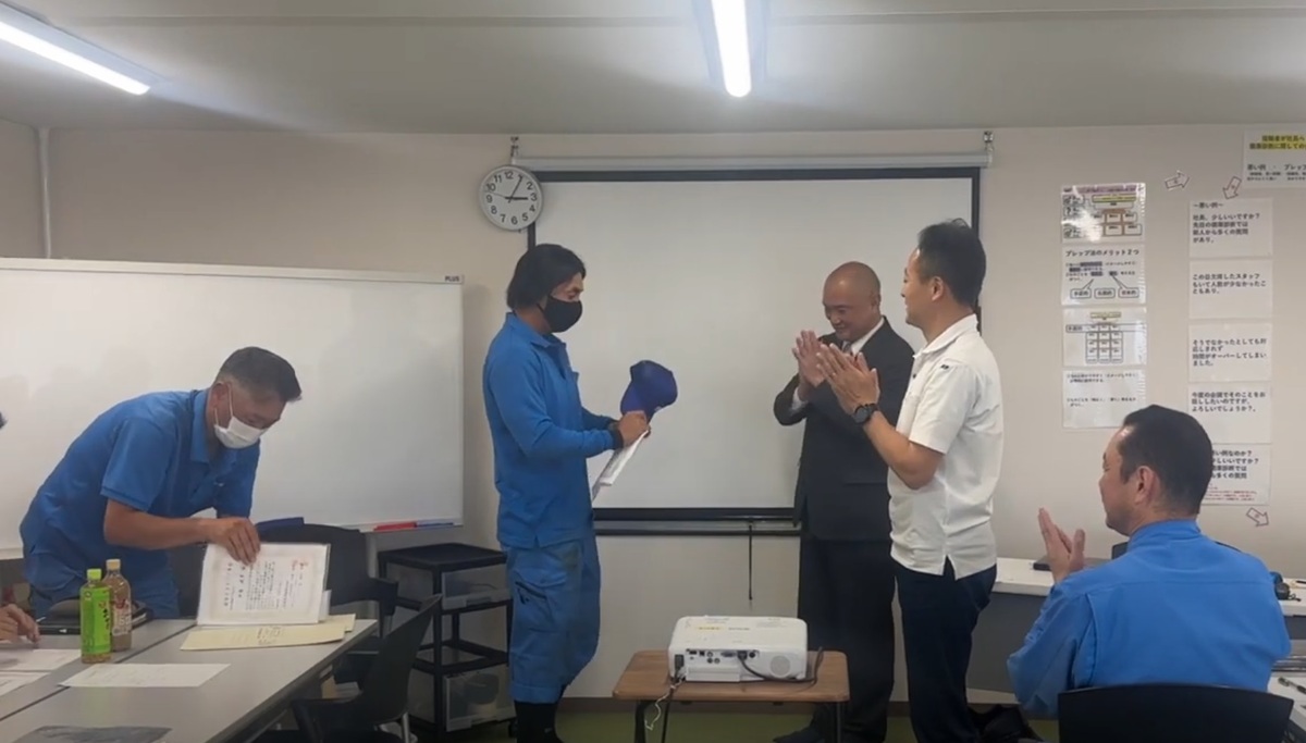 「朝霞市委託不燃ごみチーム」6名が永年安全ドライバーの表彰を受けました