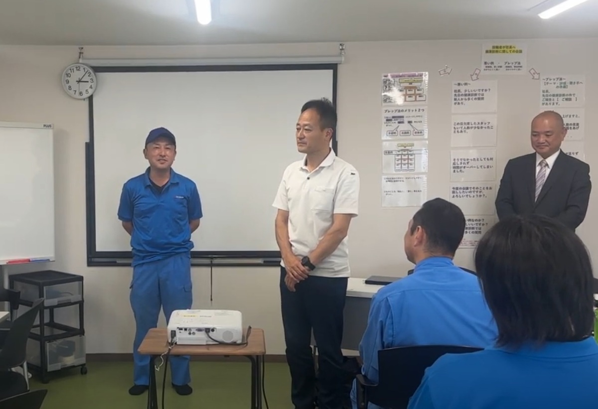 「朝霞市委託不燃ごみチーム」6名が永年安全ドライバーの表彰を受けました