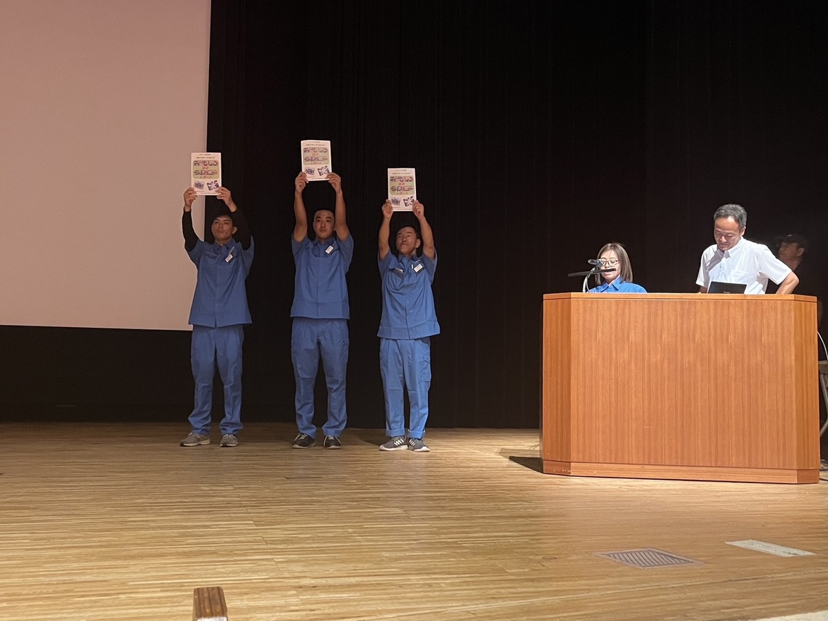 社員4人が自ら手を上げ「交通安全の事例発表」をしてくれました